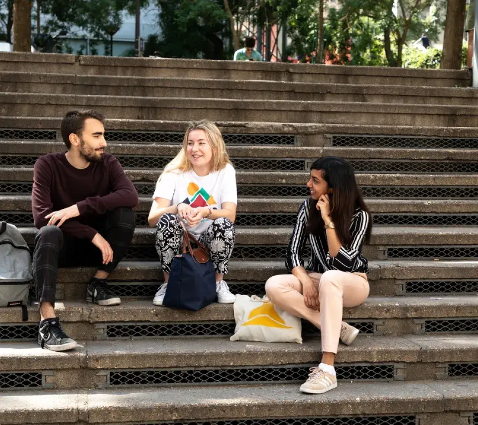 Etudiants discutant sur les marches de la fosse du centre Pierre-Mendès-France