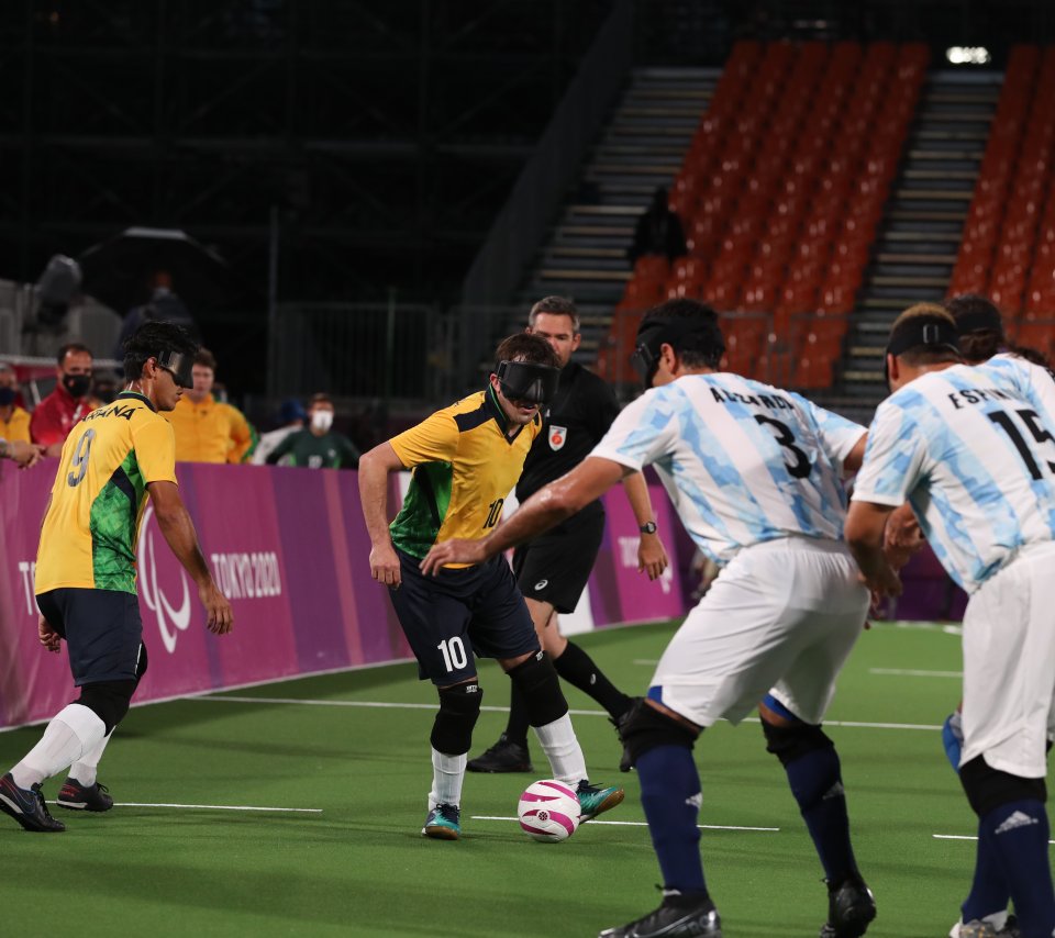 Athlètes paralympiques participant au football lors des Jeux de Tokyo 2020