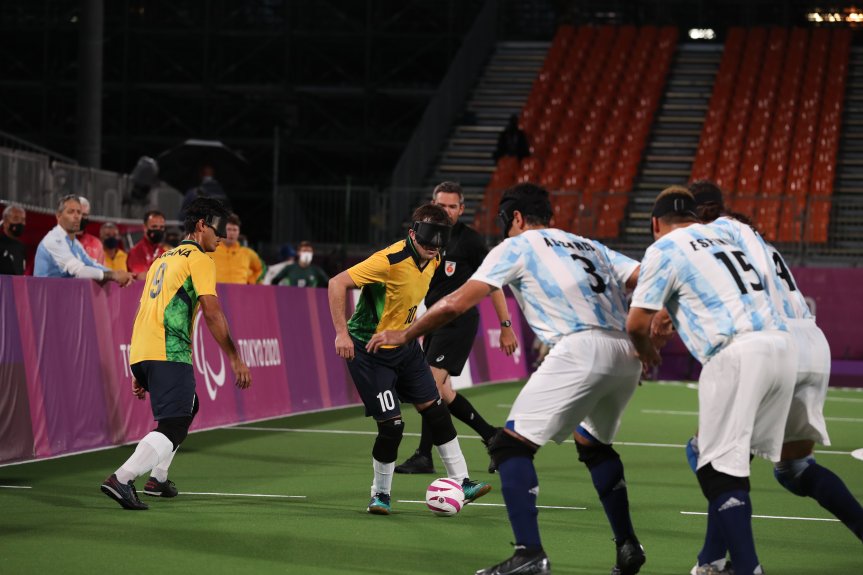 Athlètes paralympiques participant au football lors des Jeux de Tokyo 2020