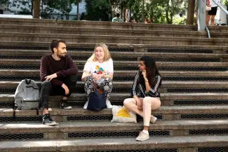 Etudiants discutant sur les marches de la fosse du centre Pierre-Mendès-France